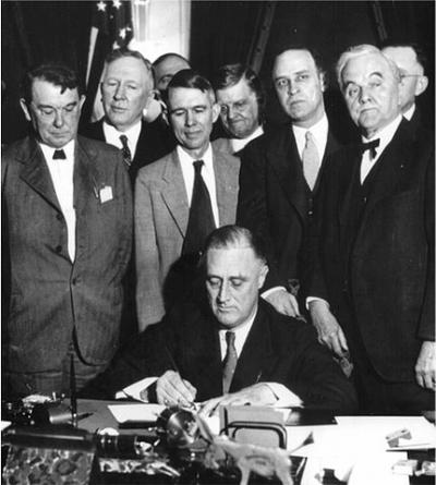 431px-Roosevelt_signing_TVA_Act_%281933%29.jpg